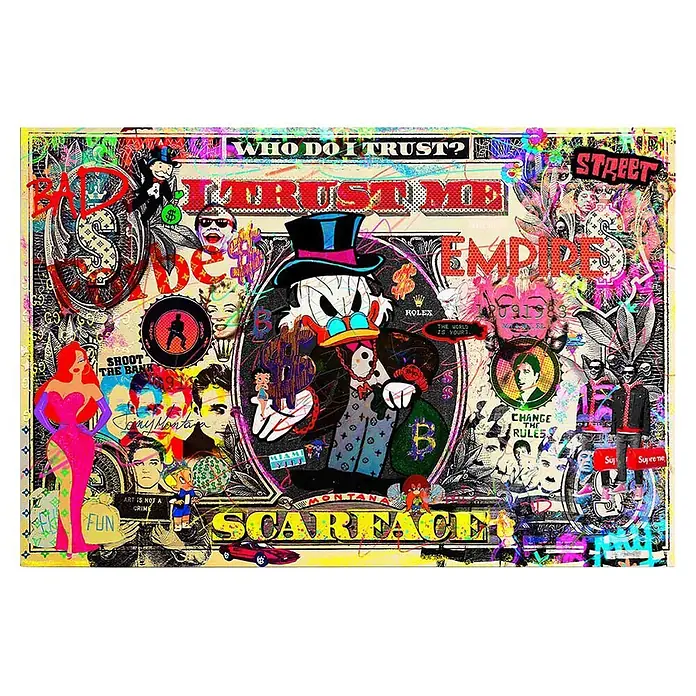 Dotcomcanvas Decopanel - I trust me, B x H: 78 x 116 cm - Lebendiger Pop-Art-Collage-Druck mit Dagobert Duck, Popkultur-Ikonen, Geld und Graffiti-Text auf Dollar-Hintergrund.