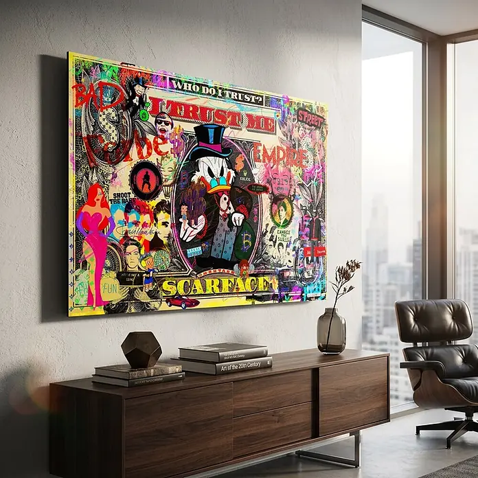 Dotcomcanvas Decopanel - I trust me, B x H: 78 x 116 cm - Großformatiger, lebendiger Pop-Art-Leinwanddruck mit ikonischen Figuren und Texten, an einer Wand über einem dunklen Holz-Sideboard.