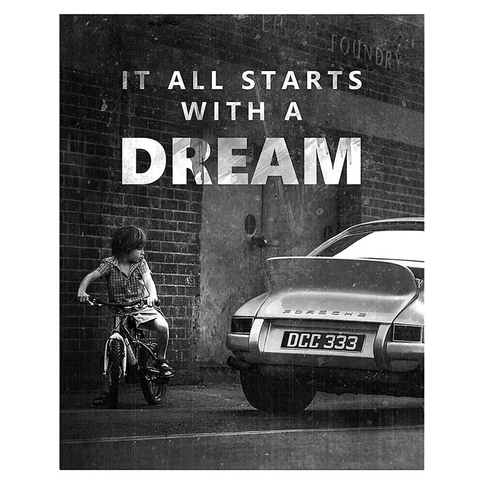 Dotcomcanvas Decopanel - It all starts with a dream, B x H: 40 x 50 cm - Schwarz-weiß-Kunstwerk: Kind auf Fahrrad neben Porsche, mit Text „IT ALL STARTS WITH A DREAM“.