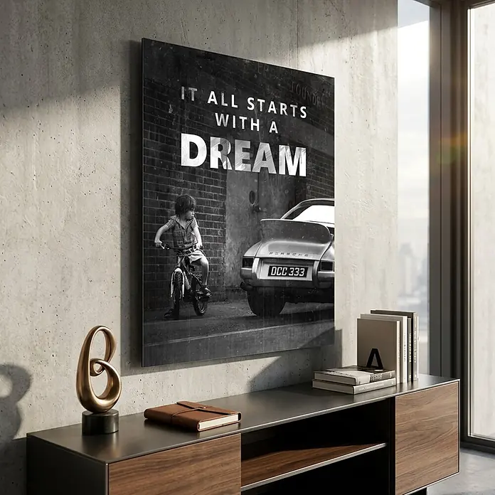 Dotcomcanvas Decopanel - It all starts with a dream, B x H: 40 x 50 cm - Schwarz-weißer Motivationsdruck mit Kind auf Fahrrad, Oldtimer und „IT ALL STARTS WITH A DREAM“ Text, über Konsole hängend.