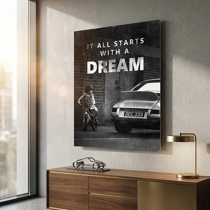 Dotcomcanvas Decopanel - It all starts with a dream, B x H: 40 x 50 cm - Schwarz-weiße Wandkunst mit Kind auf Fahrrad, Oldtimer und dem Text „IT ALL STARTS WITH A DREAM“.