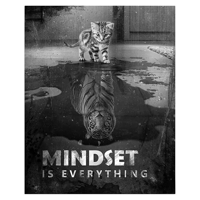 Dotcomcanvas Decopanel - Mindset is everything, B x H: 40 x 54 cm - Schwarz-weißes Bild: Kätzchen sieht Tiger-Spiegelung in Pfütze. Text: 'MINDSET IS EVERYTHING'.