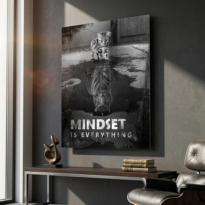 Dotcomcanvas Decopanel - Mindset is everything, B x H: 40 x 54 cm - Gerahmter schwarz-weißer Motivationsdruck mit Kätzchen, das einen Tiger spiegelt, und Text „MINDSET IS EVERYTHING“, in modernem Raum.