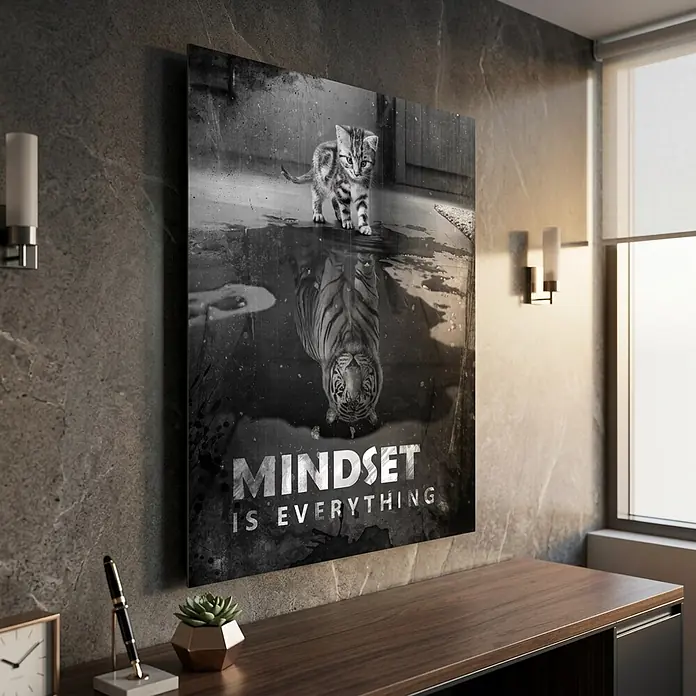 Dotcomcanvas Decopanel - Mindset is everything, B x H: 40 x 54 cm - Große Schwarz-Weiß-Wandkunst mit Kätzchen, das einen Tiger widerspiegelt, und Text 'MINDSET IS EVERYTHING', über einem Schreibtisch.