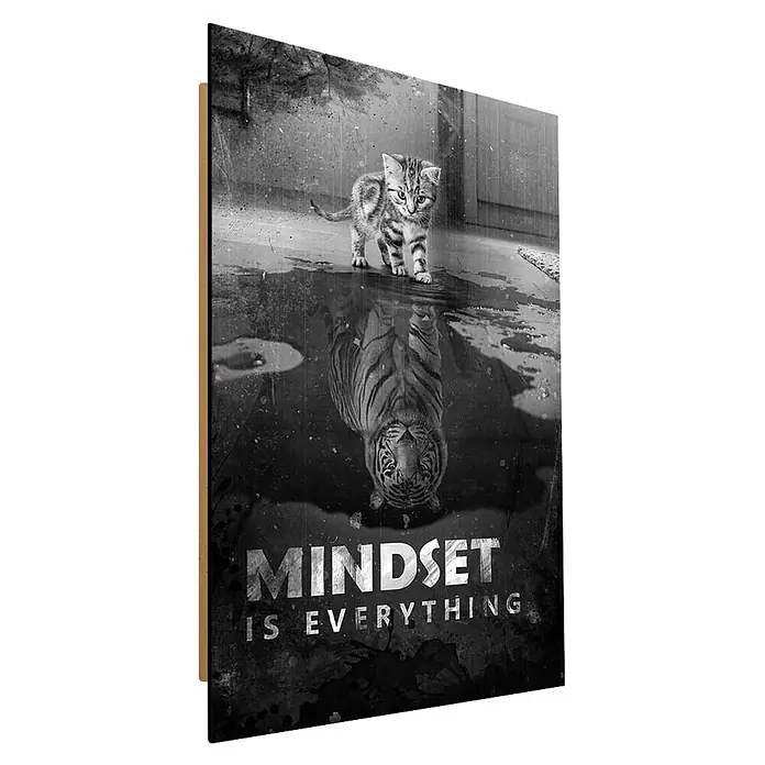 Dotcomcanvas Decopanel - Mindset is Everything, B x H: 58 x 90 cm - Schwarz-weißes Leinwandbild: Kätzchen sieht Tigerreflexion im Wasser. Text: "MINDSET IS EVERYTHING".