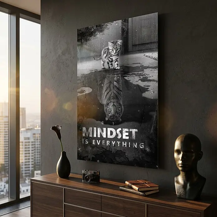 Dotcomcanvas Decopanel - Mindset is Everything, B x H: 58 x 90 cm - Schwarz-weiß Wandkunst mit Kätzchen, das einen Tiger widerspiegelt, und dem Text "MINDSET IS EVERYTHING", in einem modernen Interieur.