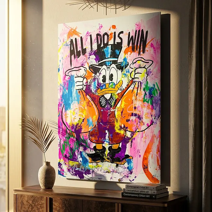 Dotcomcanvas Decopanel - Money Bags, B x H: 58 x 90 cm - Großes, lebhaftes Leinwandbild von Dagobert Duck mit Geldsäcken und dem Text „ALL I DO IS WIN“, auf einem Sideboard platziert.