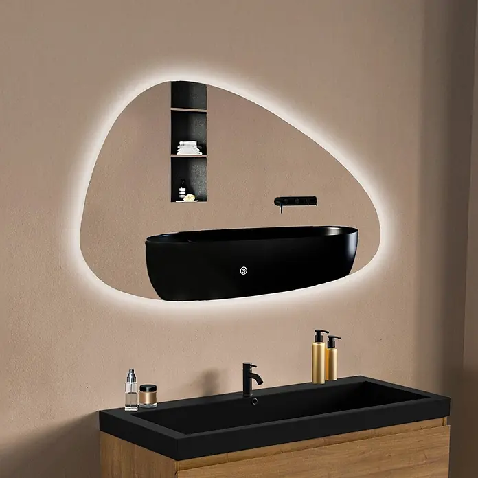 LOMAZOO Lichtspiegel LMZ-VALENCIA - Glänzend weiß - Unregelmäßig geformter, hintergrundbeleuchteter Spiegel über einem schwarzen Waschtisch mit Holzunterschrank in einem modernen Bad.
