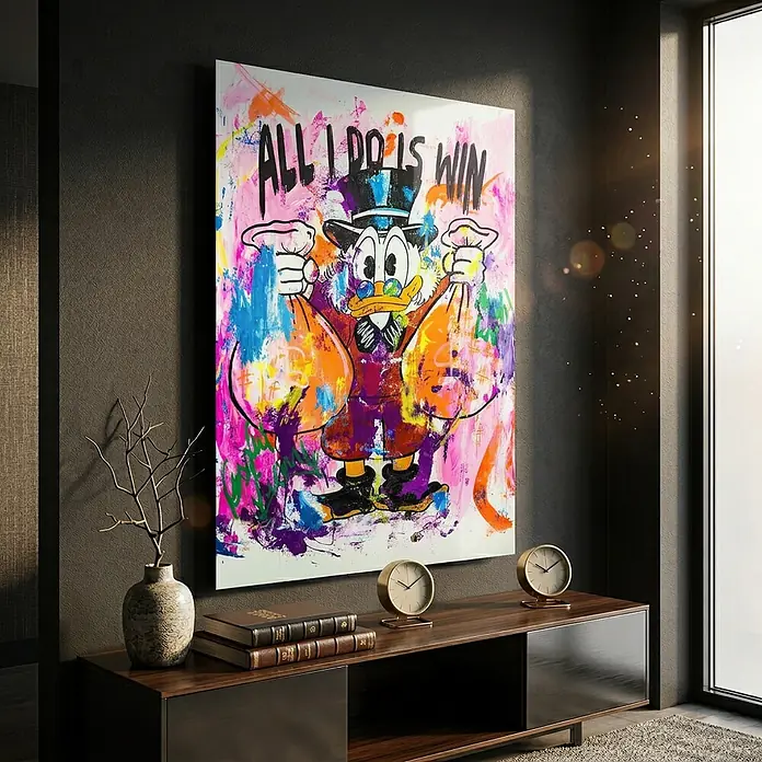 Dotcomcanvas Decopanel - Money Bags, B x H: 58 x 90 cm - Großes, farbenfrohes Pop-Art-Gemälde von Dagobert Duck mit Geldsäcken, ausgestellt an einer dunklen Wand in einem modernen Raum.