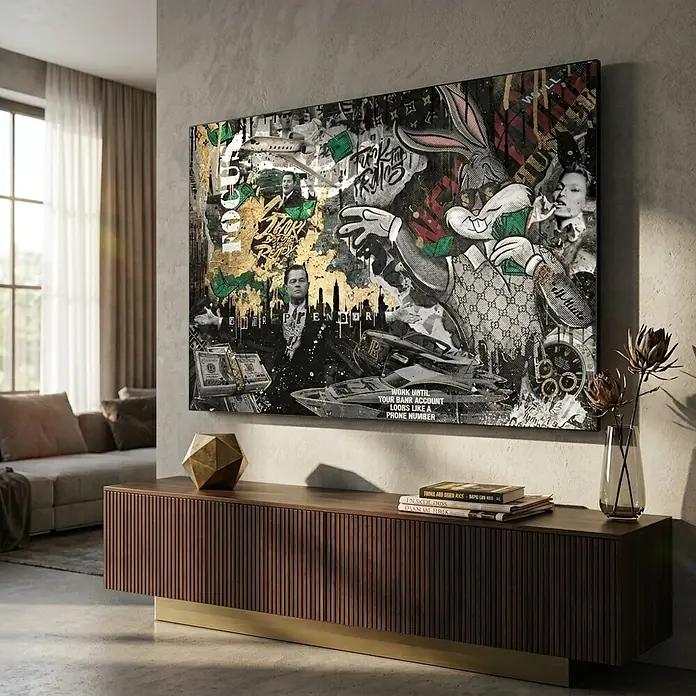 Dotcomcanvas Decopanel - Business Bunny, B x H: 78 x 116 cm - Dunkle Holz-Medienkonsole mit Rillenmuster und Messingsockel in einem Wohnzimmer.