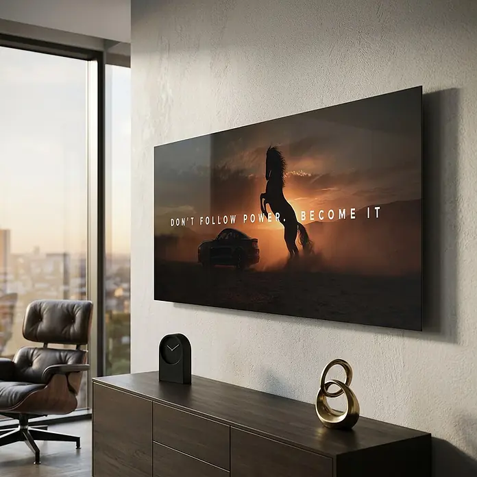 Dotcomcanvas Decopanel - Become Power, B x H: 52 x 156 cm - Dunkler, wandmontierter Großbildfernseher in modernem Interieur, zeigt ein dramatisches Auto- und Pferdemotiv.