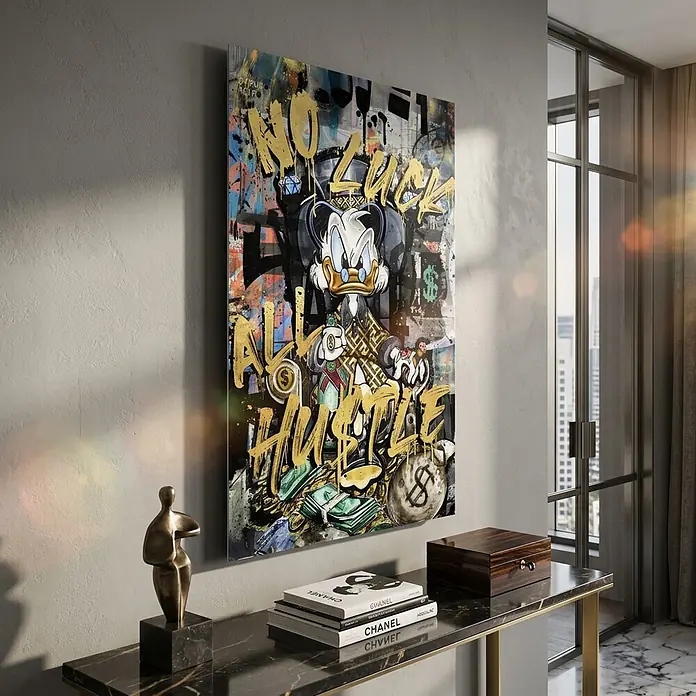 Dotcomcanvas Decopanel - All Hustle Duck, B x H: 58 x 90 cm - Große Leinwandkunst: Graffiti-Stil Onkel Dagobert mit 'NO LUCK ALL HUSTLE' in Gold, Geld und Diamanten.