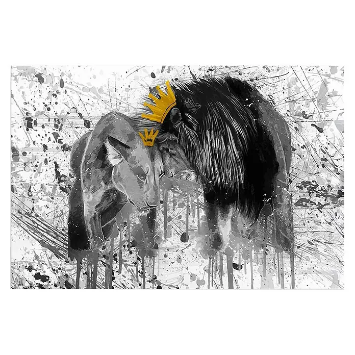 Dotcomcanvas Decopanel - King & Queen, B x H: 116 x 78 mm - Schwarz-weiße Aquarell-Kunst von zwei gekrönten Löwen, einem Männchen und einem Weibchen, mit goldenen Kronen, im Tuschespritzer-Stil.