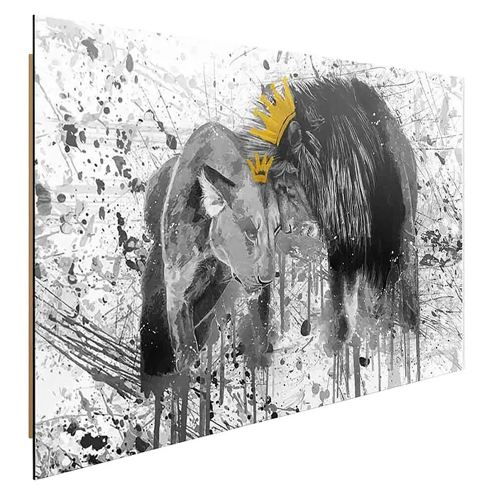 Dotcomcanvas Decopanel - King & Queen, B x H: 116 x 78 mm - Kunstdruck: zwei Graustufen-Löwen mit goldenen Kronen im Spritzlack-Stil.