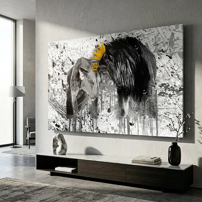 Dotcomcanvas Decopanel - King & Queen, B x H: 116 x 78 mm - Großes schwarz-weißes Kunstwerk mit zwei gekrönten Löwen im Aquarell-Spritzer-Stil, ausgestellt in einem modernen Wohnzimmer.