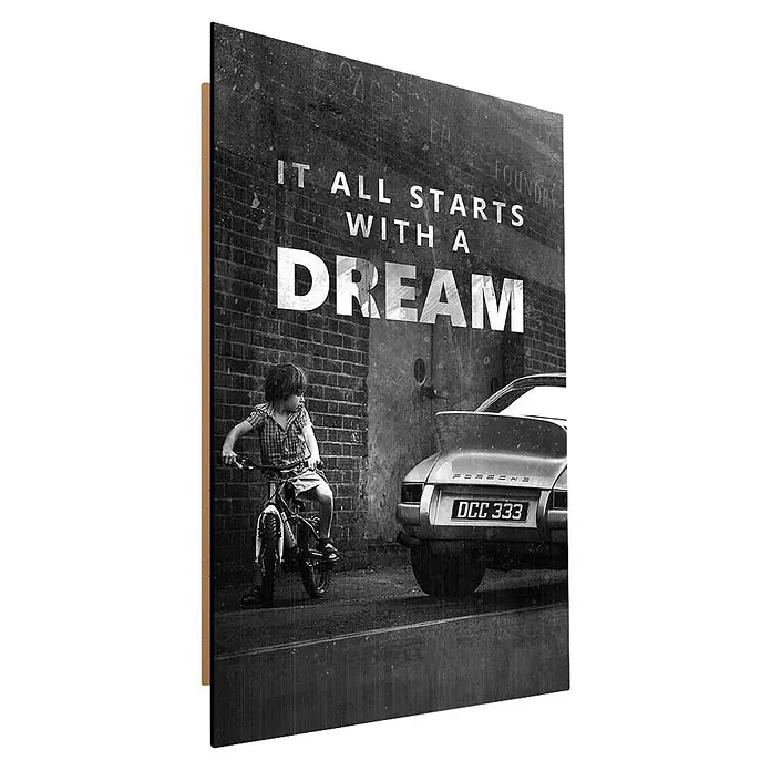 Dotcomcanvas Decopanel - It All Starts with a Dream, B x H: 58 x 90 cm - Rechteckiger Kunstdruck in Schwarz-Weiß, der ein Kind auf einem Fahrrad und ein Auto mit dem Text „IT ALL STARTS WITH A DREAM“ zeigt.