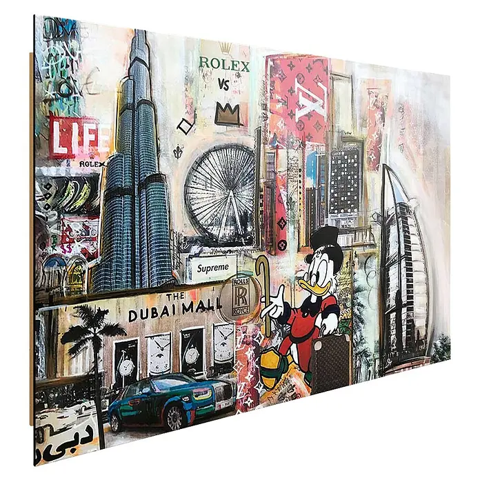 Dotcomcanvas Decopanel - Dagobert in Dubai, B x H: 116 x 78 mm - Mixed-Media-Gemälde mit Dubai-Wahrzeichen, Luxusmarken und Dagobert Duck.