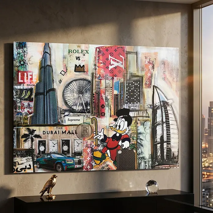 Dotcomcanvas Decopanel - Dagobert in Dubai, B x H: 116 x 78 mm - Großes, farbenfrohes Pop-Art-Gemälde mit Dubai-Wahrzeichen, Luxusmarken und Dagobert Duck, an einer Wand ausgestellt.