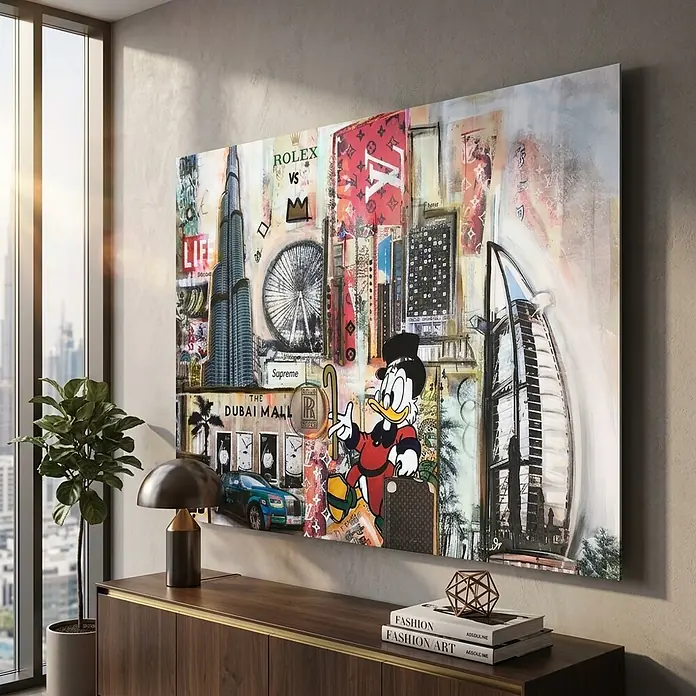 Dotcomcanvas Decopanel - Dagobert in Dubai, B x H: 116 x 78 mm - Großes Pop-Art-Collage mit Wahrzeichen Dubais, Luxusmarken und Dagobert Duck, über einem Sideboard in einem modernen Raum.