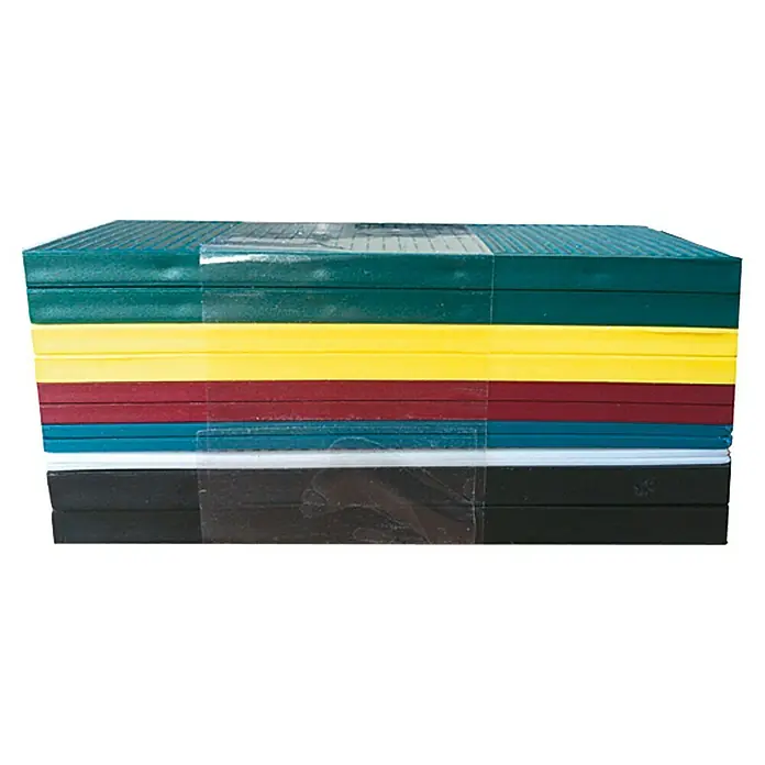 Distanzplatten-Set - 12 Stk. - Eine Nahaufnahme eines Stapels mehrfarbiger Schneidebretter aus Kunststoff, die für den Einsatz in der Küche vorbereitet sind.