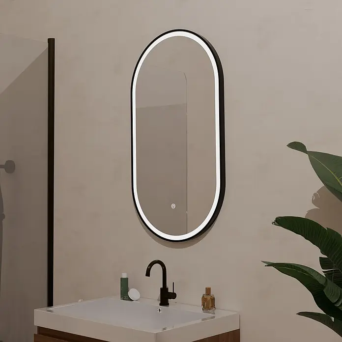LOMAZOO Lichtspiegel LMZ-LEIPZIG - Schwarz - Ovaler LED-Badezimmerspiegel mit schwarzem Rahmen, über einem Waschbecken beleuchtet.