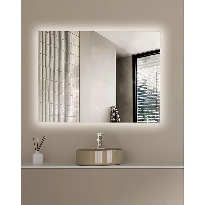 LOMAZOO Lichtspiegel LMZ-BRYCE - Glänzend weiß - Rechteckiger LED-hinterleuchteter Spiegel über einem modernen Waschbecken. Reflektion zeigt Fliesenwand & Fenster.