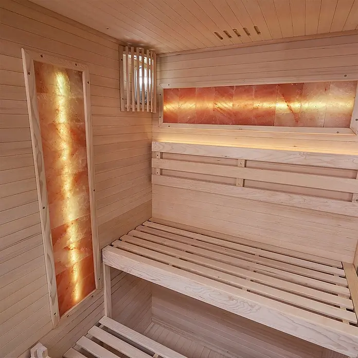 Artsauna Elementsauna Vantaa - L x B x H: 120 x 120 x 200 cm - Sauna-Interieur mit hellen Holzwänden und Lattenbänken, beleuchteten Himalaya-Salzpaneelen und warmer Beleuchtung.