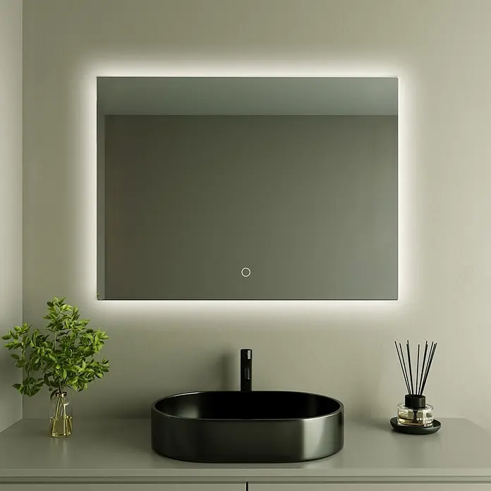 LOMAZOO Lichtspiegel LMZ-BRYCE - Glänzend weiß - Rechteckiger LED-Badezimmerspiegel mit beleuchtetem Rand und Berührungssensor über einem schwarzen Waschbecken.