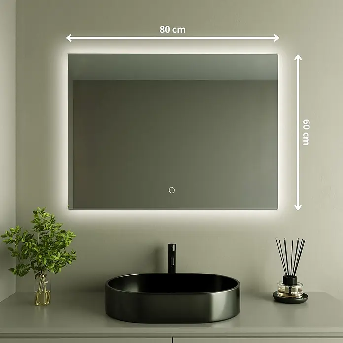 LOMAZOO Lichtspiegel LMZ-BRYCE - Glänzend weiß - Rechteckiger LED-Spiegel mit Hintergrundbeleuchtung und Touch-Schalter, 80x60 cm, über einem schwarzen Waschbecken montiert.