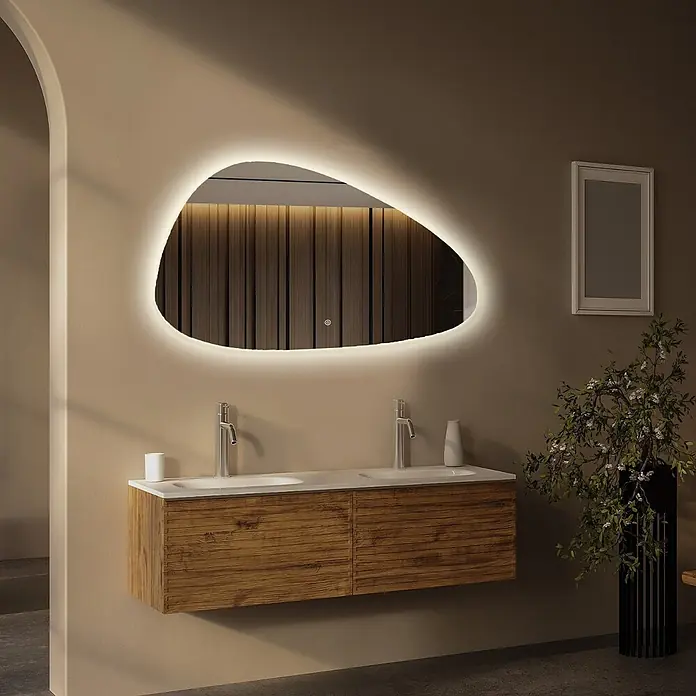 LOMAZOO LED-Badspiegel Sevilla asymmetrisch 120 x 75 cm, beschlagfrei -  - Wandmontierter Doppelwaschtisch mit Holzschrank, weißen Waschbecken und Chromarmaturen, ergänzt durch einen unregelmäßig geformten beleuchteten Spiegel in einem modernen Bad.