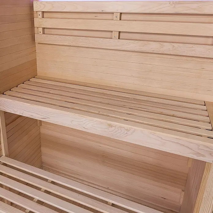 Artsauna Elementsauna Vantaa - L x B x H: 120 x 120 x 200 cm - Helle, gestufte Saunabänke aus Holz mit Lattenrosten im Inneren einer Saunakabine.