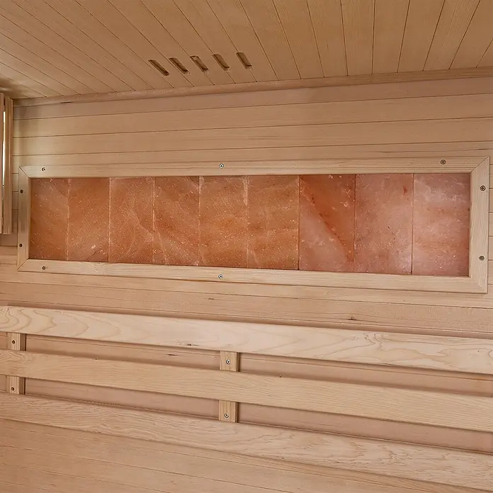 Artsauna Elementsauna Vantaa - L x B x H: 120 x 120 x 200 cm - Sauna-Innenraum mit heller Holzverkleidung, Sitzbank und einem rechteckigen Paneel aus leuchtenden rosa Himalaya-Salzblöcken.