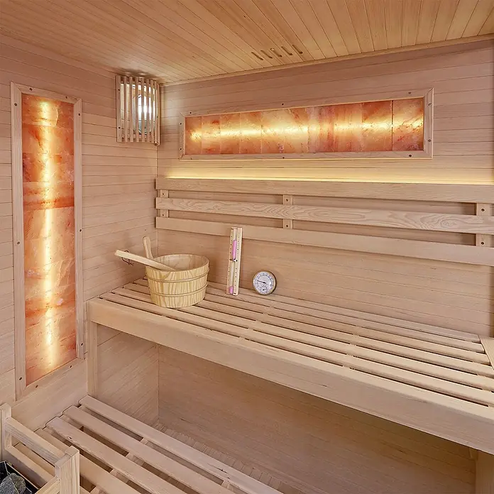 Artsauna Elementsauna Vantaa - L x B x H: 150 x 140 x 190 cm - Heller Holzsauna-Innenraum mit mehrstufigen Bänken, beleuchteten Himalaya-Salzkristallplatten und traditionellem Saunazubehör.