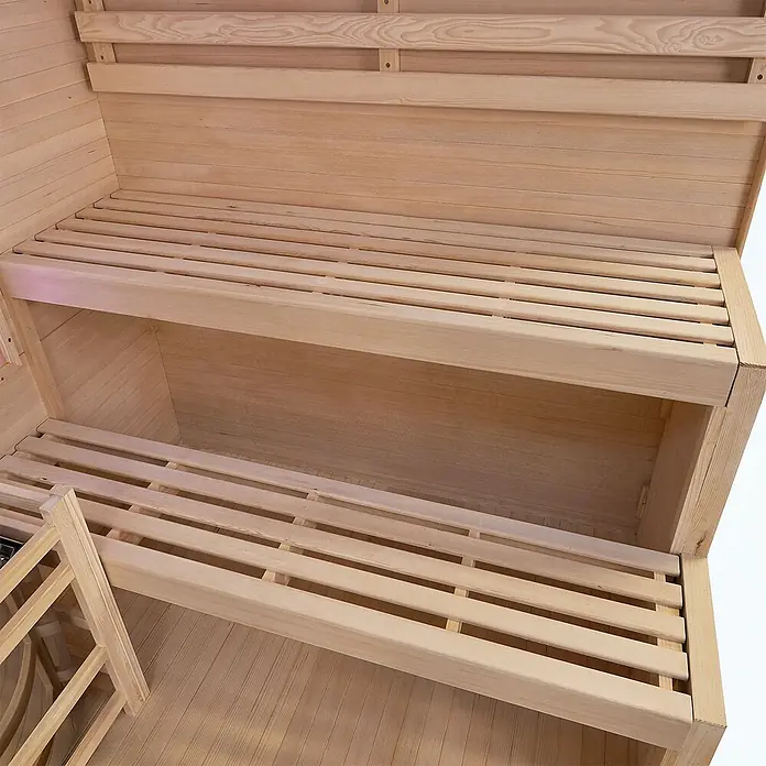 Artsauna Elementsauna Vantaa - L x B x H: 150 x 140 x 190 cm - Zweistöckige helle Holzsaunabänke in einer Sauna.