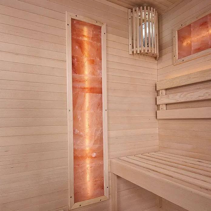 Artsauna Elementsauna Vantaa - L x B x H: 140 x 175 x 200 cm - Modernes Sauna-Interieur mit hellem Holz, leuchtenden Himalayasalzplatten an den Wänden und einer Lattenbank.