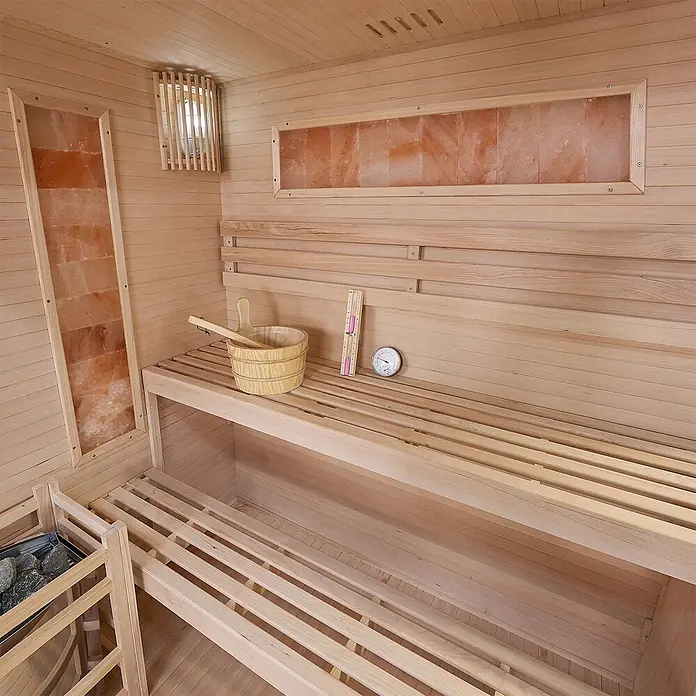 Artsauna Elementsauna Vantaa - L x B x H: 140 x 175 x 200 cm - Heller Holzsauna-Innenraum mit mehrstufigen Bänken, Himalaya-Salzplatten, Heizung, Eimer und Thermometer, bereit zur Entspannung.