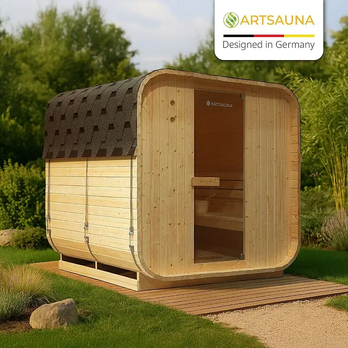 Artsauna Fasssauna Nolvik - Holz, L x B x H: 220 x 185 x 194 cm - Artsauna Fasssauna aus hellem Holz mit dunklem Schindeldach, auf einer Holzterrasse.