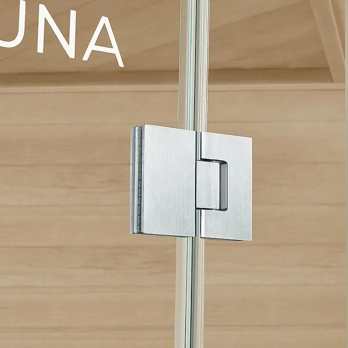Artsauna Elementsauna Espoo - L x B x H: 150 x 150 x 200 cm - Gebürstetes Metall-Glastürscharnier, vor einer hölzernen Saunainnenansicht.