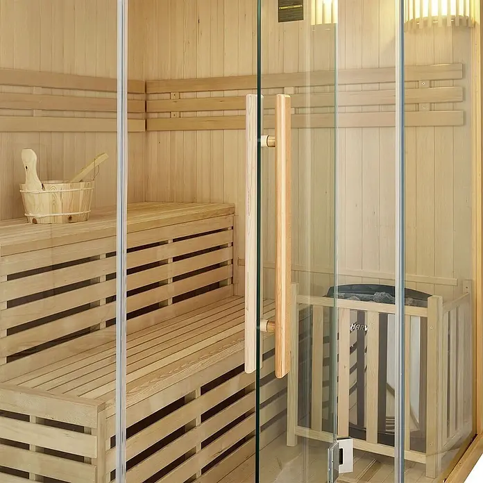 Artsauna Elementsauna Espoo - L x B x H: 150 x 150 x 200 cm - Heller Holzsauna-Innenraum mit Glastür, Bänken, Eimer und Ofen mit Holzschutz.