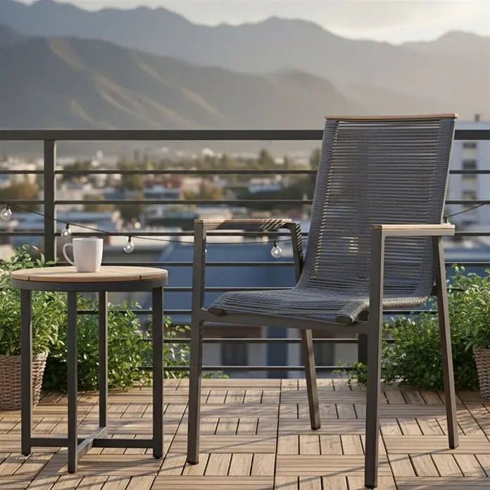 Bene Living Gartenstuhl-Set Solana - 2 Stk., Aluminium mit Teakbeinen, grau, B x T x H: 63 x 59 x 78 cm - Dunkelgrauer geflochtener Outdoor-Stuhl und Beistelltisch mit Holzplatten auf einem Balkon mit Bergblick. Eine weiße Tasse steht auf dem Tisch.
