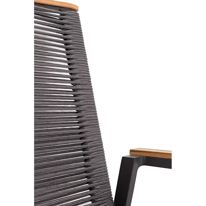 Bene Living Gartenstuhl-Set Solana - 2 Stk., Aluminium mit Teakbeinen, grau, B x T x H: 63 x 59 x 78 cm - Nahaufnahme eines Stuhls mit dunkelgrau geflochtenen Seilen und hölzerner Armlehne auf schwarzem Gestell.