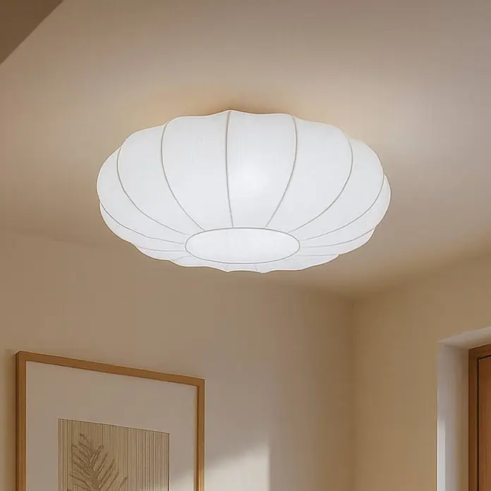 Lindby Deckenlampe in weiß, Deckenleuchte -  - Weiße, plissierte Stoffdeckenleuchte, die einen Raum beleuchtet. Ihre weiche, runde Form sorgt für sanftes Ambiente.