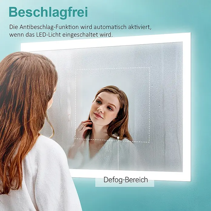 Emke Lichtspiegel Dimlite LM03 - 45 x 60 cm - Beleuchteter Spiegel mit Antibeschlagfunktion. Eine Frau schaut in den klaren Bereich, während der Rest des Spiegels beschlagen ist.