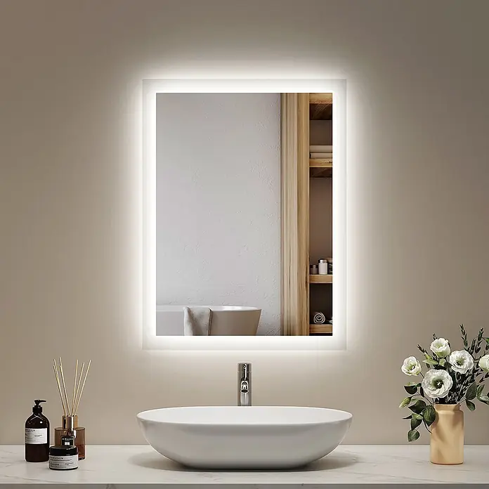 Emke Lichtspiegel Dimlite LM03 - 45 x 60 cm - Rechteckiger LED-Hintergrundbeleuchteter Spiegel über einem weißen ovalen Waschbecken im modernen Badezimmer.
