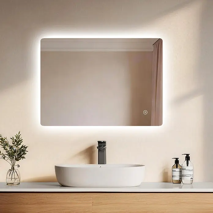 Emke Lichtspiegel Glowrim LM09 - 70 x 50 cm - Rechteckiger beleuchteter LED-Spiegel über einem weißen Waschbecken im Badezimmer.