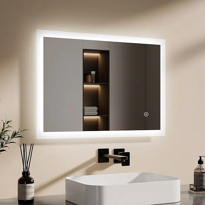 Emke Lichtspiegel Dimlite LM03 - 50 x 70 cm - Rechteckiger LED-Spiegelschrank mit beleuchteten Innenfächern und Touch-Sensor, über einem Waschbecken montiert.