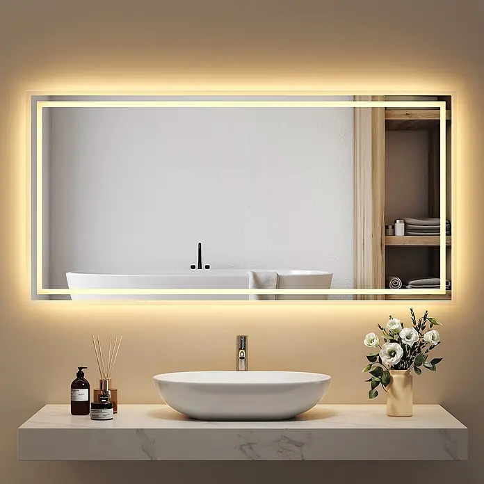 Emke Lichtspiegel Dimlite LM04 - 120 x 60 cm - Rechteckiger LED-Badspiegel mit warmer Umgebungsbeleuchtung über einem Waschbecken.