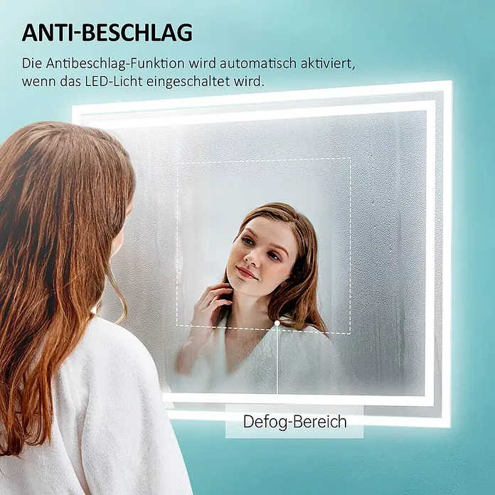 Emke Lichtspiegel Dimlite LM04 -  - Eine Frau betrachtet sich in einem beleuchteten Anti-Beschlag-Spiegel, der einen klaren Entnebelungsbereich zeigt.