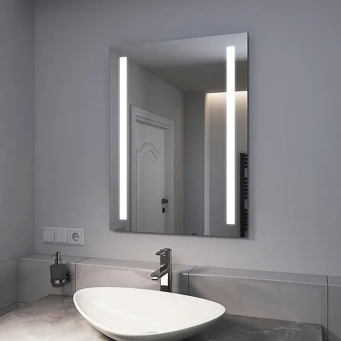 Emke Lichtspiegel Frolite LM01 - 60 x 80 cm - Moderner Badspiegel mit integrierten vertikalen LED-Leuchten über einem Waschbecken.