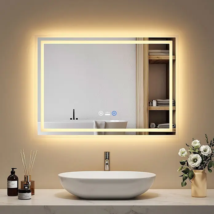 Emke Lichtspiegel Dimlite LM04 - 70 x 50 cm - Rechteckiger LED-Badezimmerspiegel mit beleuchtetem Rand und Touch-Bedienelementen über einem weißen Aufsatzwaschbecken.